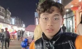 Chàng trai sinh năm 2000 bán hàng lề đường kiếm 34 triệu đồng/tháng