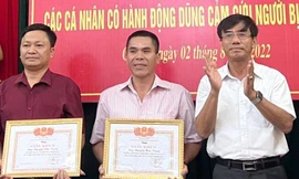 Tặng Bằng khen cho Bí thư phường bơi ra biển cứu nhóm trẻ đuối nước