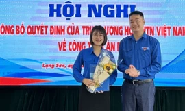 Chị Mai Thu Hường nhận Quyết định và hoa chúc mừng. Ảnh: Duy Chiến 