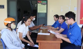 'Nhờ các cháu đoàn viên, tôi bốc số, khai hồ sơ trực tuyến rẹt rẹt, không phải chờ lâu'