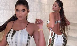 'Hot mom' Kylie Jenner diện bodysuit khoe trọn đường cong