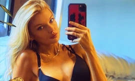 Thiên thần nội y Stella Maxwell thả dáng thon gợi cảm