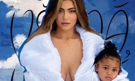 Em út gợi cảm nhà Kardashian bế con gái lên bìa Vogue