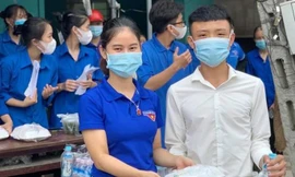 Vừa rời phòng thi, thí sinh được trao tay suất cơm miễn phí nóng hổi