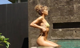 Jasmine Sanders khoe dáng tạc tượng bên bể bơi