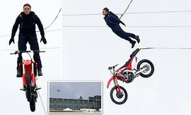 'Thót tim' Tom Cruise nhảy khỏi mô tô từ độ cao 150 mét không cần đóng thế