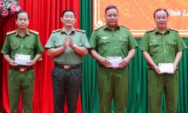 Thưởng nóng hơn 100 triệu đồng cho lực lượng công an tại Vĩnh Long