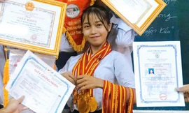 Cô bạn lớp 10 khoe loạt bằng khen, đeo huy chương trĩu cổ kín tay