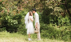 Nhiều cặp đôi nô nức đến chụp ảnh cưới ở vườn hồng trĩu quả dưới chân núi 