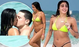 Con gái 9x của Madonna nóng bỏng âu yếm bạn trai trên biển