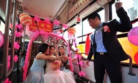 Chú rể rước dâu bằng xe buýt