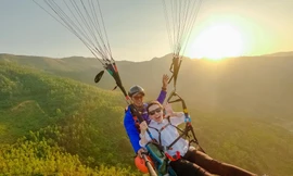 Chi tiền triệu bay dù lượn ngắm đồng cỏ tuyệt đẹp 