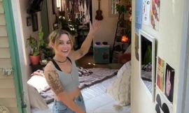 Cô gái dựng nhà ở riêng trong sân vườn gia đình để tiết kiệm tiền thuê