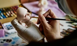 Trào lưu người trẻ Trung Quốc coi búp bê đắt đỏ như con