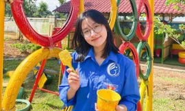 Thân Thị Ngọc Nga tham gia trang trí khu vui chơi cho các em nhỏ