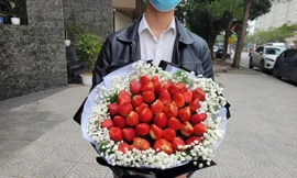 Độc, lạ 'hoa ăn được' tiền triệu hút khách ở Hà Nội dịp 8/3