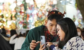 Phố lên đèn, giới trẻ Hà thành 'lên đồ' check in không gian Giáng sinh rực rỡ