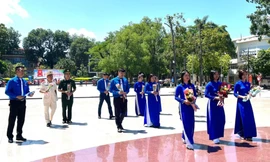 Tuổi trẻ tỉnh Cao Bằng báo công, dâng Bác tại tượng đài Chủ tịch Hồ Chí Minh ở thành phố Cao Bằng -Ảnh: PV