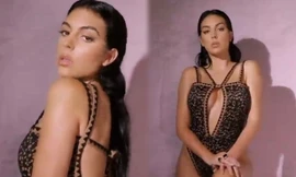 Bạn gái Ronaldo mặc áo tắm cắt xẻ táo bạo