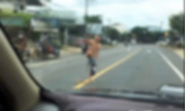 Thanh niên thoát y giữa quốc lộ, múa may gây ùn tắc giao thông