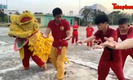 Võ sinh nhí hào hứng trổ tài múa lân