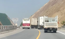 'Thót tim' những pha vượt ẩu, lấn làn trên cao tốc Cam Lộ - La Sơn