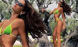 Izabel Goulart đăng ảnh bikini tôn chân dài 'cực phẩm'