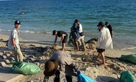 Bạn trẻ chung tay gom rác, làm sạch bờ biển ở đảo Phú Quý