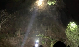 Bốn tiếng thuyết phục, giải cứu thanh niên đu bám trên vách núi