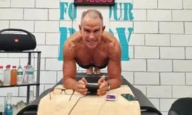 Lập kỷ lục thế giới giữ plank hơn 8 tiếng ở tuổi 62