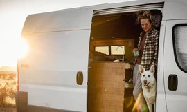 Cô gái 9x rong ruổi khắp nơi trên xe tải cùng cún cưng 