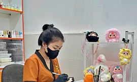 Chữa mắt lé, làm đẹp cho búp bê Baby Three, cô gái ở TPHCM 'hốt bạc' mỗi ngày