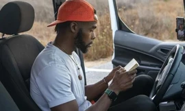 Chỉ ngồi đọc sách, chàng trai có hàng trăm nghìn người hâm mộ trên TikTok