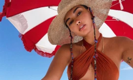 Siêu mẫu Brazil 'giải nhiệt' nắng hè với bikini lạ mắt