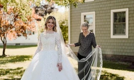 Cô gái 9x rưng rưng khi mặc lại váy cưới 'tuổi đời 60 năm' của bà 