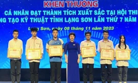 Tặng Bằng khen cho các cá nhân xuất sắc. Ảnh: Duy Chiến 