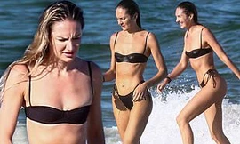 Thiên thần nội y Nam Phi gợi cảm hút hồn tắm biển Miami