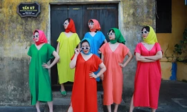 Nhóm bạn diện váy bảy sắc cầu vồng check-in Hội An khiến dân mạng 'phát sốt' 