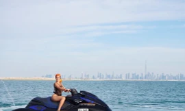 Bạn gái Ronaldo lái mô tô nước nóng bỏng trên biển