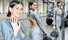 Con gái 18 tuổi của Cindy Crawford diện vest lưng trần không nội y