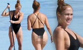 Jennifer Lopez nóng bỏng lướt ván trên biển