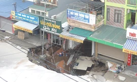 Cận cảnh hố 'tử thần' rộng 20 mét trước cửa 3 căn nhà ở huyện Chương Mỹ