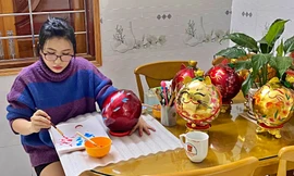 Nghề 'trang điểm' trái cây kiếm cả triệu đồng mỗi ngày dịp Tết Nguyên Đán