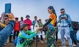 Chàng trai cầu hôn bạn gái trên 'nóc nhà Yên Bái', giữa mùa hoa chi pâu mộng mơ