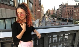 Cô gái Mỹ mua 3 căn nhà nhờ mặc đồ cũ, ăn món giảm giá