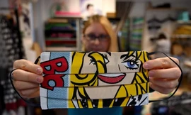 Anh chàng thiết kế khẩu trang rực rỡ phòng dịch bệnh