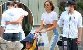 Siêu mẫu Nga Irina Shayk ôm tình cũ thân mật trên phố