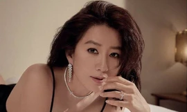 Bà cả 'Thế giới hôn nhân' Kim Hee Ae mặn mà gợi cảm ở tuổi 54