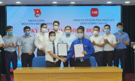 Bí thư T.Ư Đoàn Ngô Văn Cương (bên phải) Ký kết thỏa thuận hợp tác, triển khai ứng dụng số i-HR với công ty CLC.