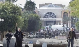 Một binh lính Libya vẫy tay mời các nhà báo tới gần hơn để xem tình hình yên tĩnh ở Zawiya